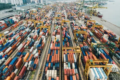 Grúas y contenedores en puerto